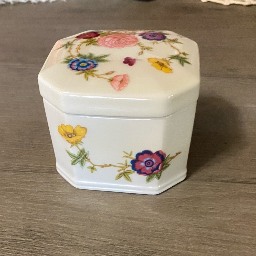 Vintage Takahashi East Wind ceramic trinket box - Excellent Condition